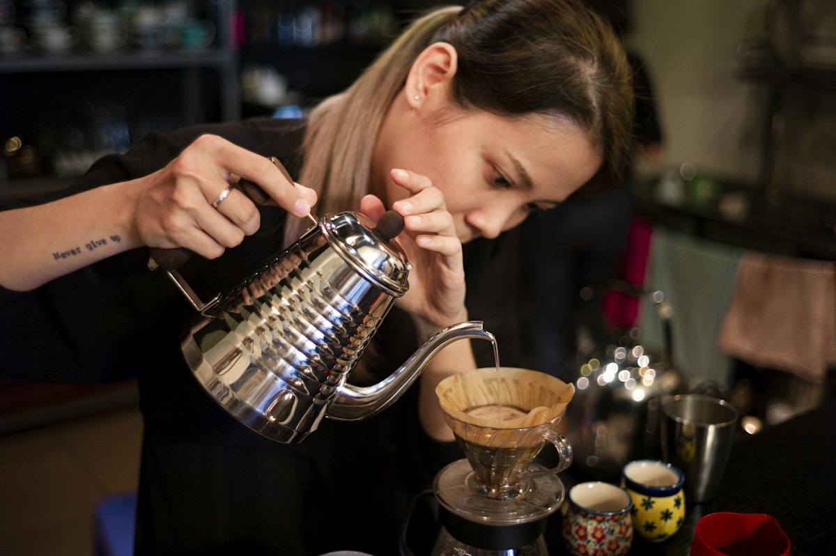 ハンドドリップでコーヒーを淹れる店主