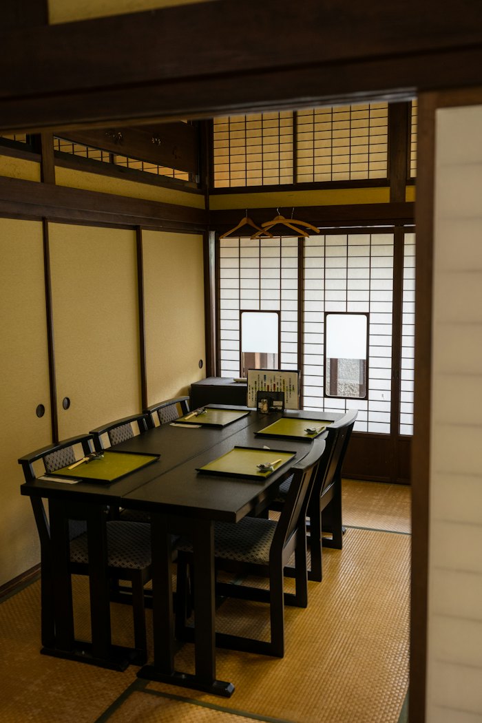 障子に囲まれた八名様までの個室