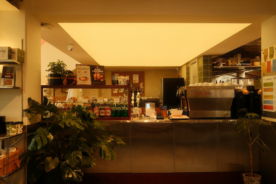 木のカウンターがある店内